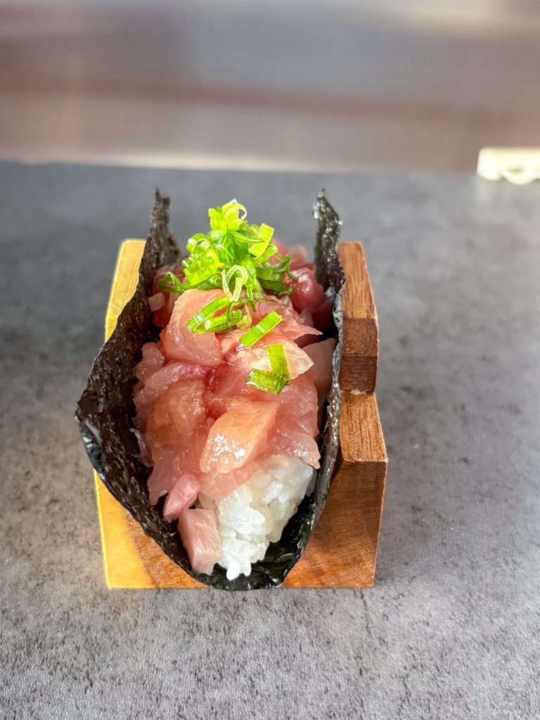 Negi hamachi handroll